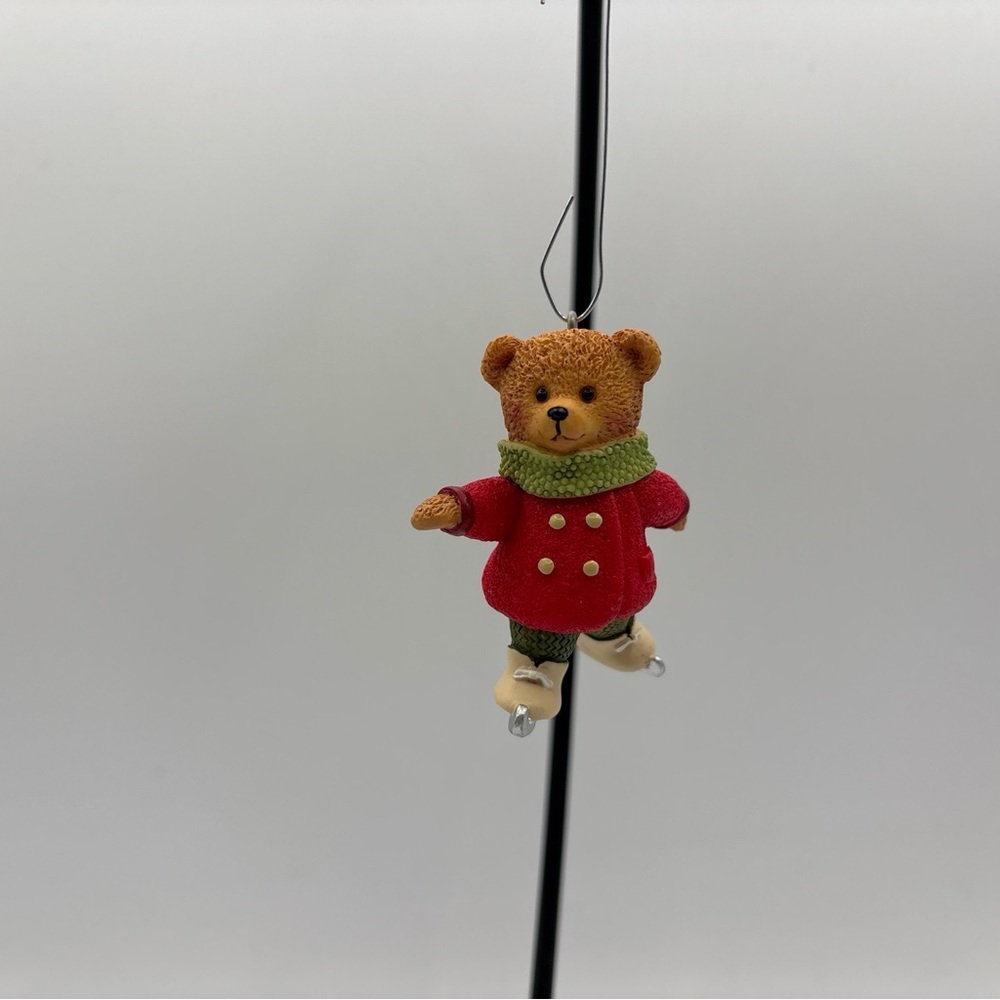 Hallmark Keepsake Ornament 2002 Gracie Skates 4th In The Snow Cub Club Collectio